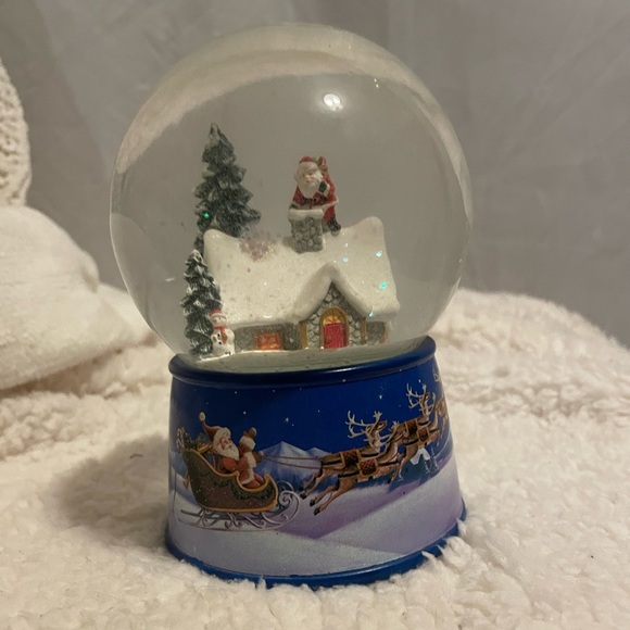 3 Christmas Snow Globes - Picture 4 of 4